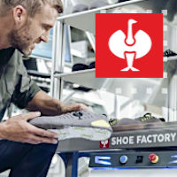 Mann hält Schuh vor Produktionsmaschinen, Shoe factory Engelbert Strauss