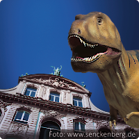 altes Gebäude mit großem Dinosaurier, Senckenbergmuseum