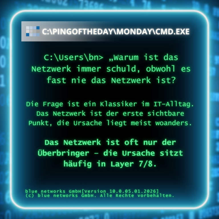 Grafik im Stil einer Windows-Eingabeaufforderung mit neonblauem Rahmen. In grünem Terminal-Text steht die Frage „Warum ist das Netzwerk immer schuld, obwohl es fast nie das Netzwerk ist?“. Darunter die Erklärung, dass das Netzwerk oft nur der erste sichtbare Punkt ist und die Ursache meist woanders liegt, häufig in Layer 7/8. Unten Signatur „blue networks GmbH“.
